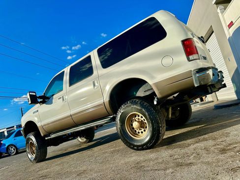 Used 2001 Ford Excursion XLT image 3