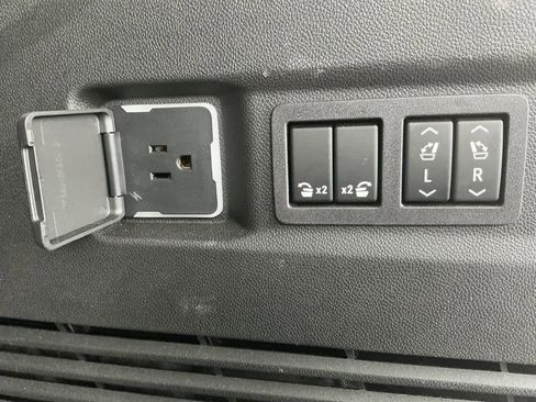 Used 2024 GMC Yukon Denali w/ Advanced Technology Package image 15