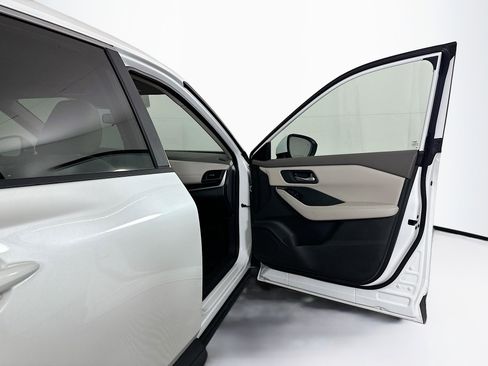 Used 2025 Nissan Rogue SV FWD image 31