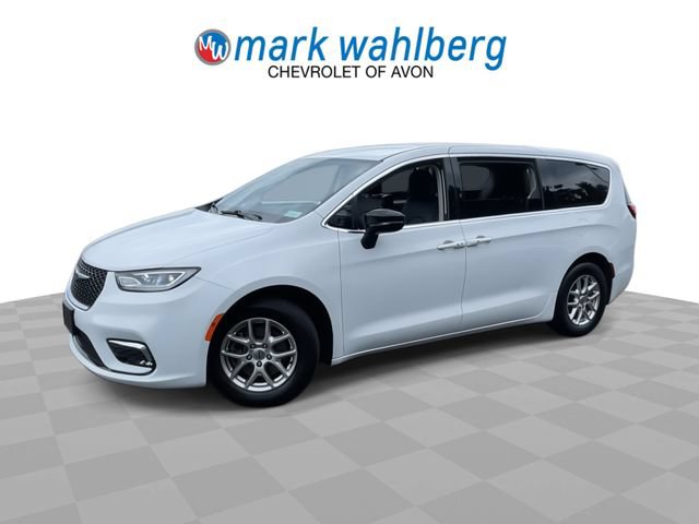 Used 2024 Chrysler Pacifica Touring-L FWD image 4