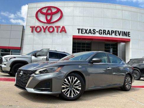 Used 2025 Nissan Altima 2.5 SV FWD image 2