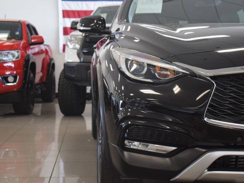 Used 2018 INFINITI QX30 Premium w/ Navigation Package AWD/4WD image 9