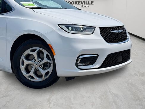 Used 2024 Chrysler Pacifica Limited FWD image 3