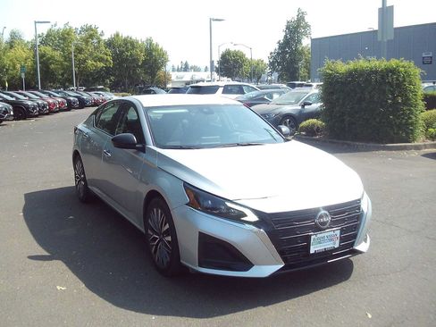 Used 2025 Nissan Altima 2.5 SV FWD image 7