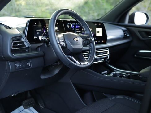 Used 2025 Chevrolet Traverse LT w/ Sun and Wheel Package FWD image 9