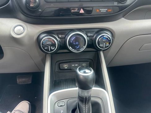 Used 2024 Hyundai Venue SEL FWD image 23