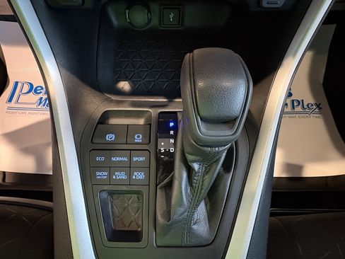 Used 2021 Toyota RAV4 XLE image 18