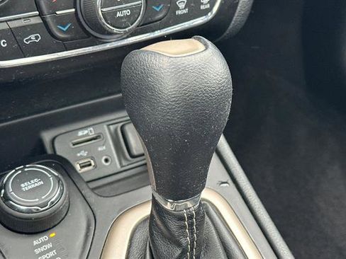 Used 2015 Jeep Cherokee Latitude w/ Comfort/Convenience Group image 23