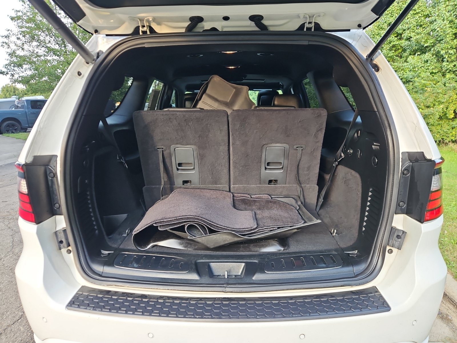 Used 2018 Dodge Durango R/T w/ Technology Group AWD/4WD image 17