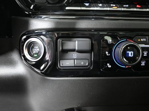 Used 2025 Chevrolet Silverado 2500 ZR2 w/ Technology Package image 31