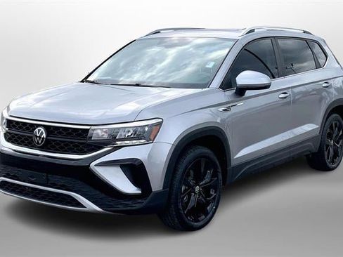 Used 2023 Volkswagen Taos SE w/ Panoramic Sunroof Package image 12
