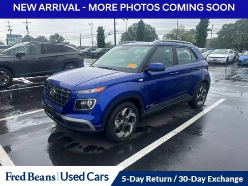 Used 2023 Hyundai Venue Limited w/ Cargo Package FWD image 2