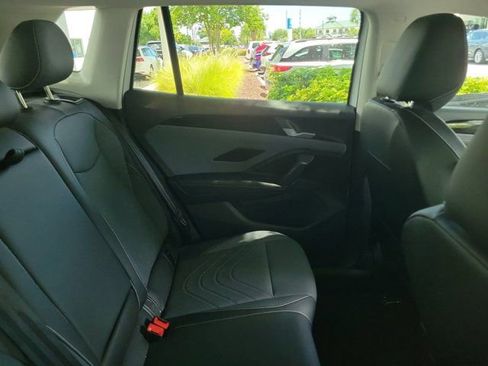 Certified 2025 Volkswagen Tiguan SE FWD image 3