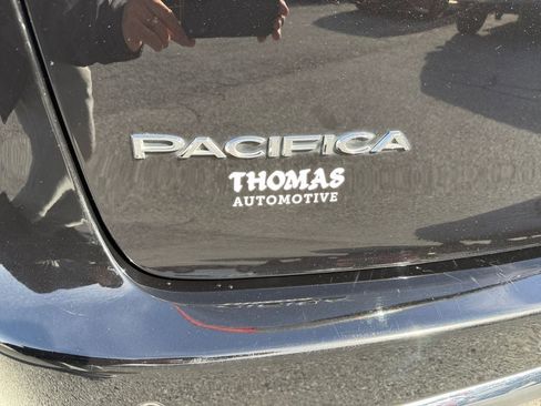 Used 2024 Chrysler Pacifica Touring-L image 11