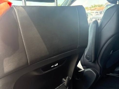 Used 2025 Chrysler Pacifica Select AWD/4WD image 19
