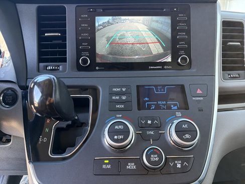 Used 2018 Toyota Sienna XLE image 20