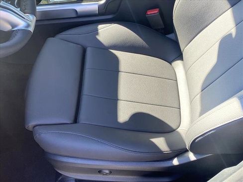 Used 2025 Mercedes-Benz GLB 250 image 4