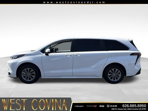 Used 2025 Toyota Sienna LE FWD image 6