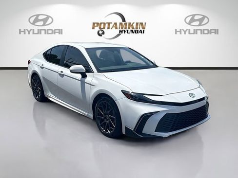 Used 2025 Toyota Camry SE w/ Convenience Package FWD image 3