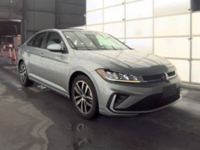 Used 2025 Volkswagen Jetta SE FWD image 3