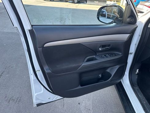 Used 2018 Mitsubishi Outlander SE image 9