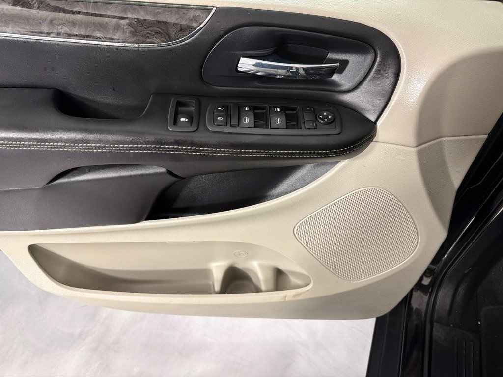 Used 2013 Chrysler Town & Country Touring FWD image 11