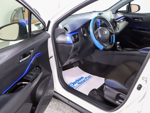 Used 2021 Toyota C-HR XLE image 3