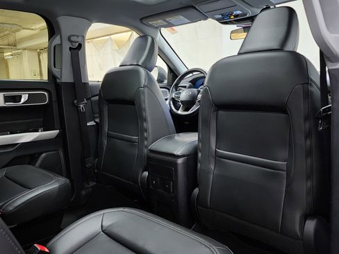 Used 2022 Ford Explorer XLT w/ Equipment Group 202A image 18