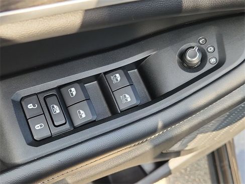 Used 2023 Jeep Grand Cherokee L Limited w/ Luxury Tech Group II image 24