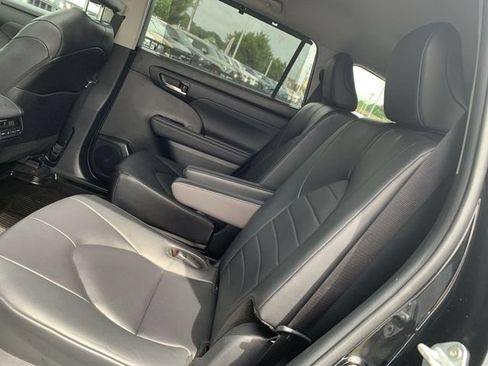 Used 2024 Toyota Highlander XLE FWD image 10