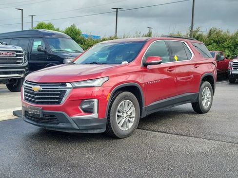 Used 2023 Chevrolet Traverse LT FWD image 2