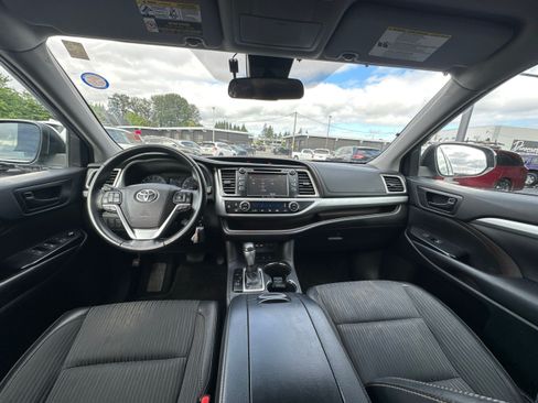 Used 2019 Toyota Highlander LE AWD/4WD image 28