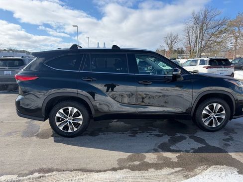 Certified 2022 Toyota Highlander XLE image 6