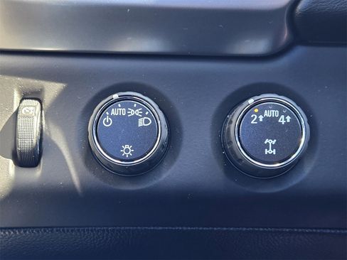 Used 2017 Chevrolet Suburban LT image 18