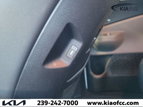 Used 2025 Kia Carnival LX FWD image 17