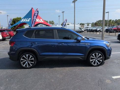 Used 2024 Volkswagen Taos SE w/ Panoramic Sunroof Package FWD image 3