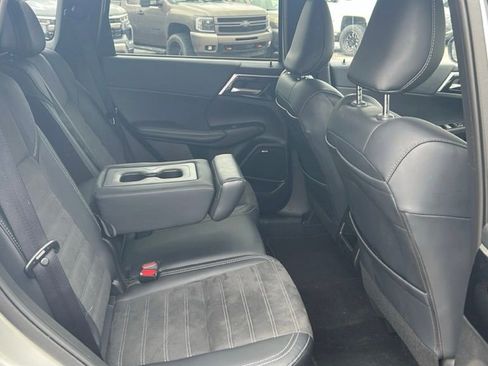 Used 2025 Mitsubishi Outlander SE image 12