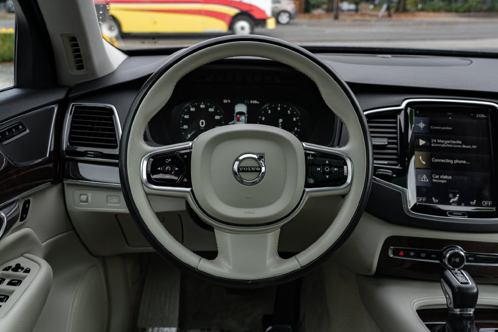 Used 2016 Volvo XC90 T6 Momentum w/ Momentum Plus Package AWD/4WD image 12