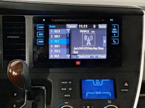 Used 2017 Toyota Sienna Limited Premium image 26