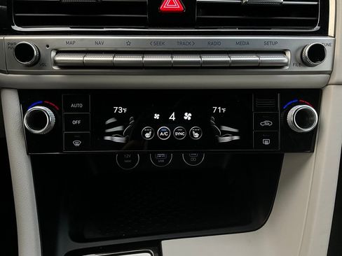 Used 2025 Genesis G70 2.5T image 27