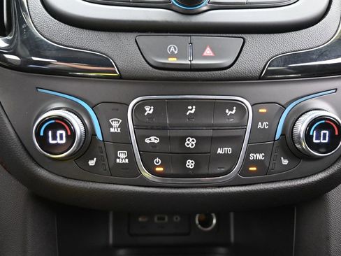 Used 2023 Chevrolet Equinox RS w/ LPO, Floor Liner Package image 16