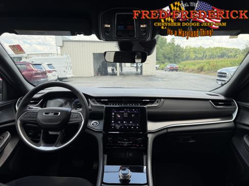 Used 2025 Jeep Grand Cherokee Laredo X AWD/4WD image 16