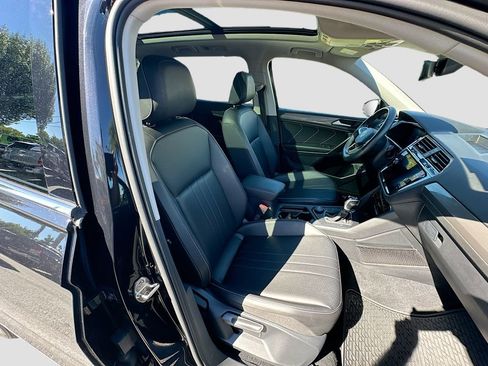 Used 2022 Volkswagen Tiguan SE w/ Panoramic Sunroof Package image 29