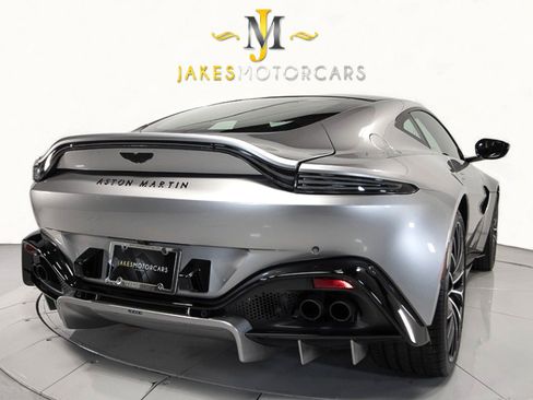 Used 2022 Aston Martin V8 Vantage Coupe image 12