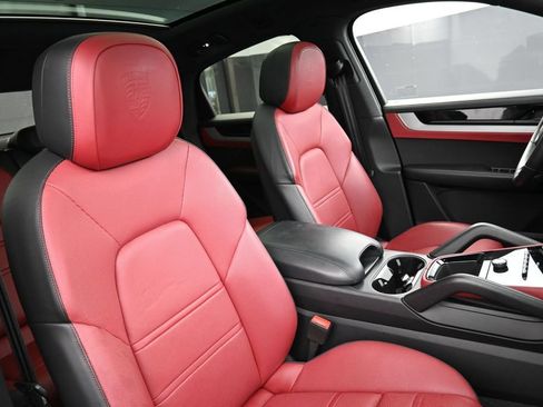 Certified 2025 Porsche Cayenne Coupe AWD/4WD image 30
