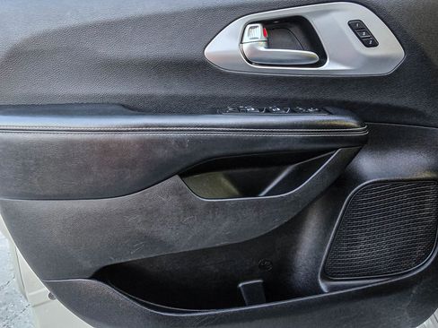 Used 2019 Chrysler Pacifica Limited w/ S Appearance Package image 9