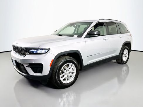 Used 2024 Jeep Grand Cherokee Laredo X w/ Trailer Tow Package AWD/4WD image 3