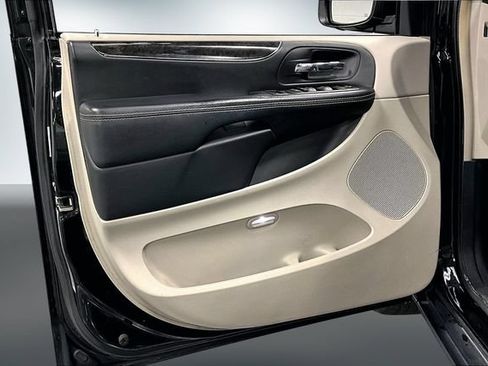 Used 2015 Chrysler Town & Country Touring-L w/ Driver Convenience Group FWD image 18