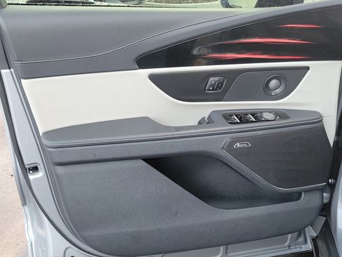 Used 2025 Lincoln Nautilus Reserve image 13