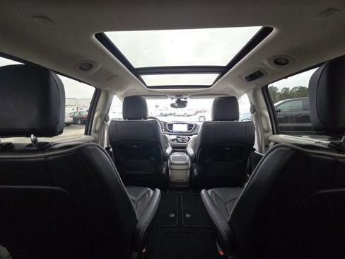 Used 2024 Chrysler Pacifica Limited image 18
